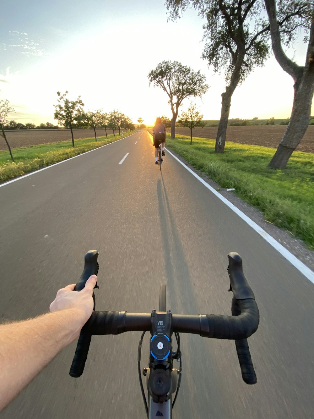 personne en bottes en cuir noir équitation sur une planche à roulettes noire sur la route pendant la journée