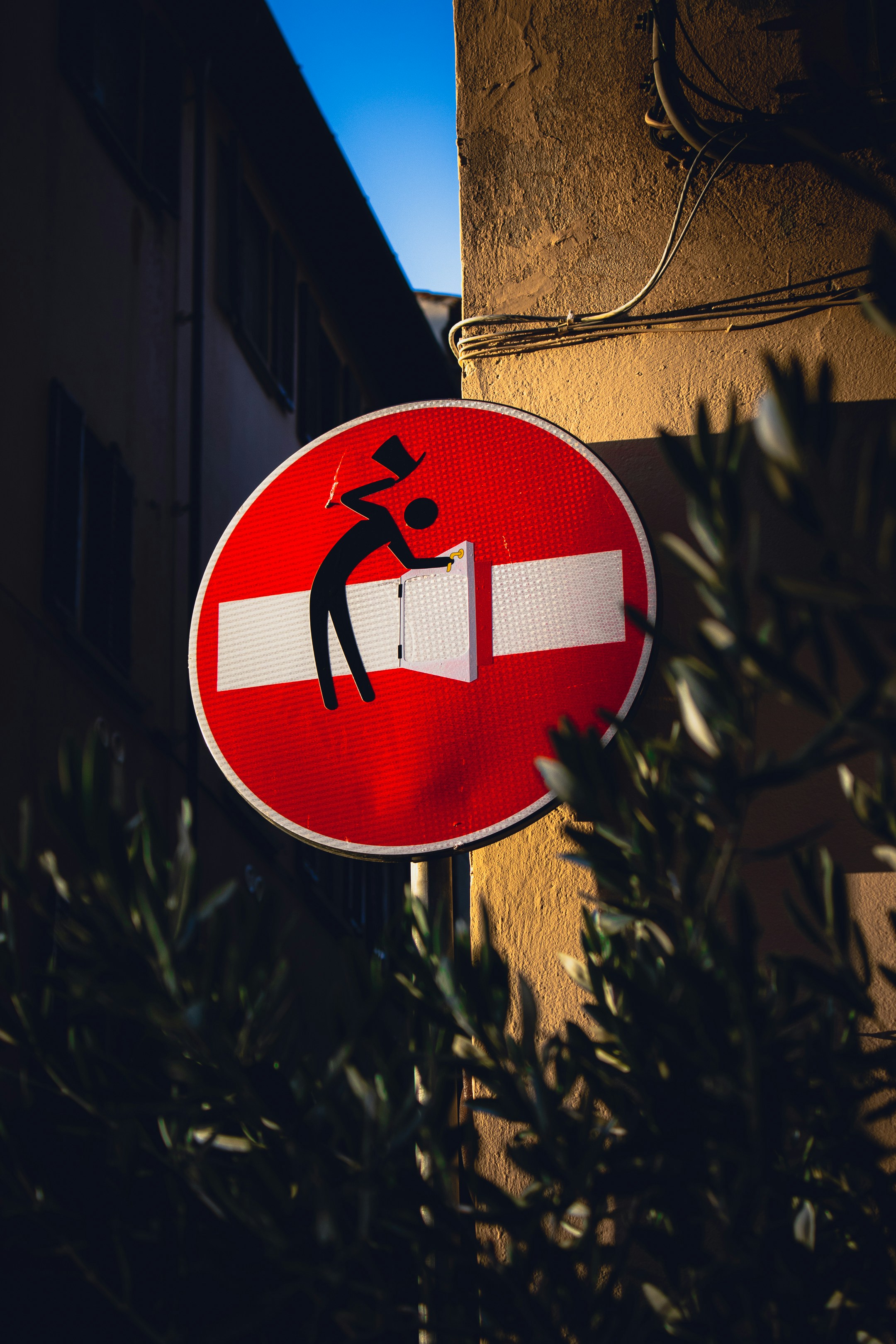 red and white stop sign
