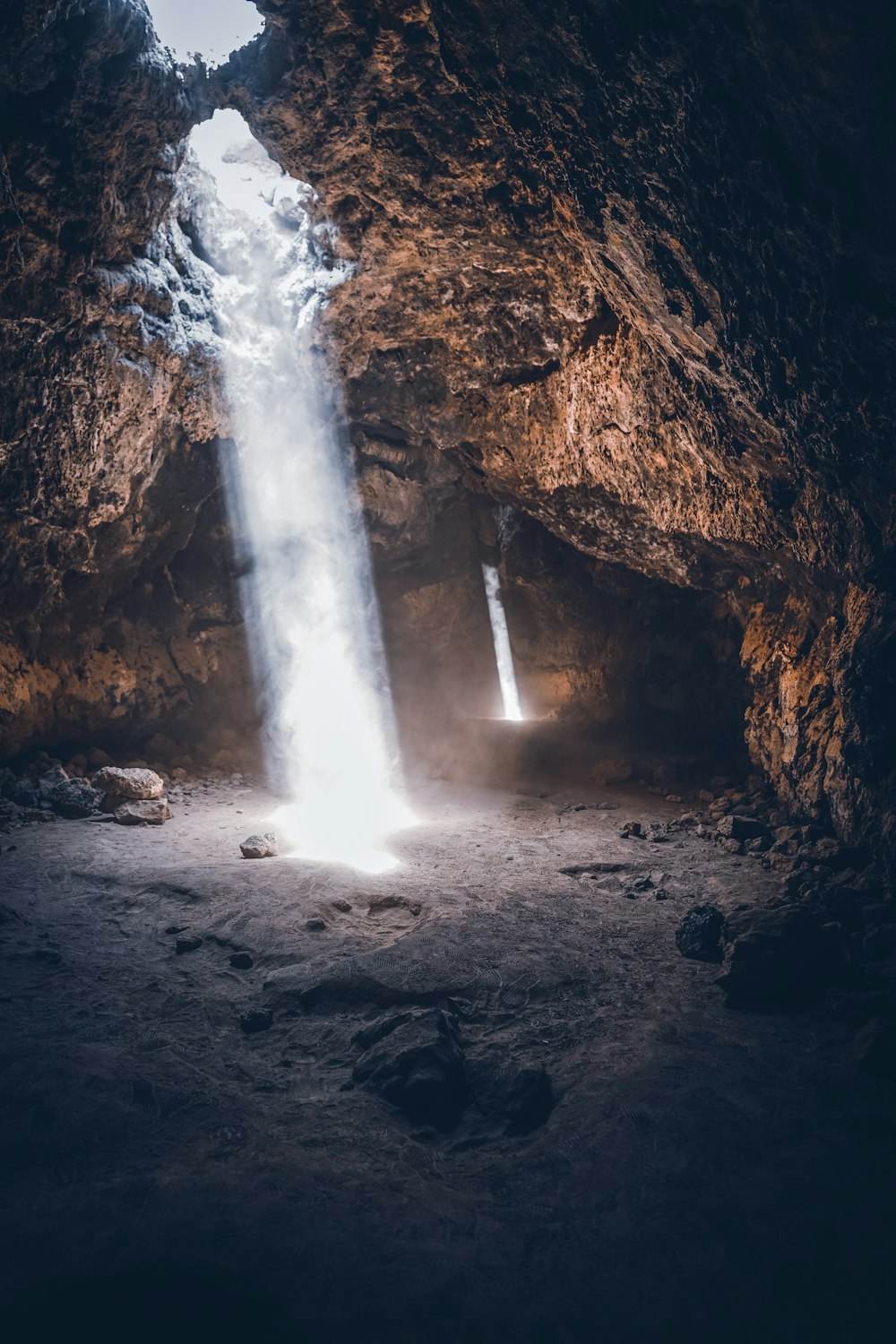 El agua cae en la Montaña Rocosa Marrón