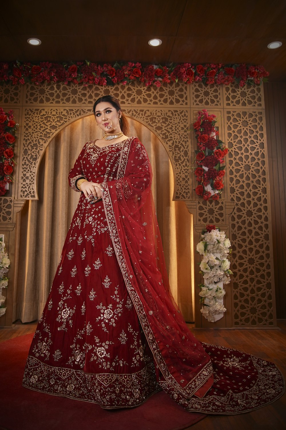 Mujer con vestido floral rojo y blanco