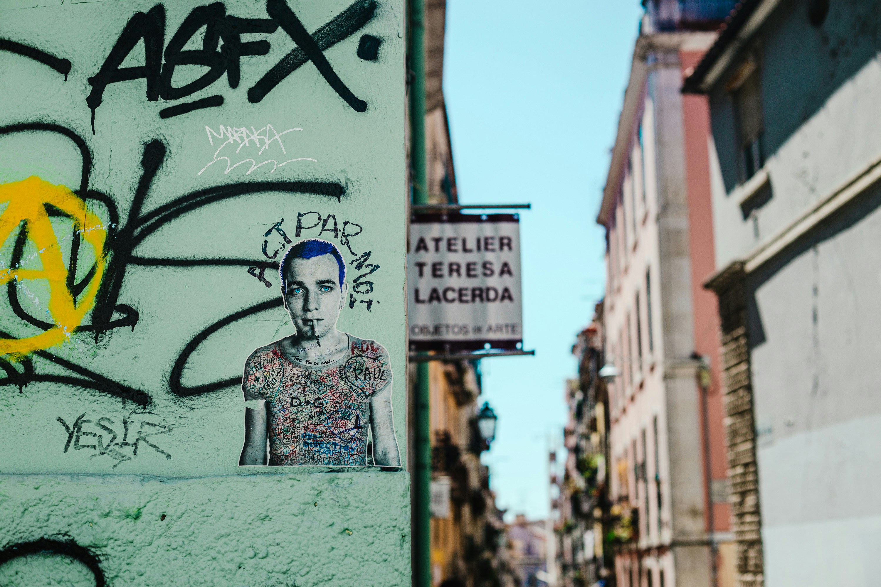 homem em camisa preta e branca e calças graffiti