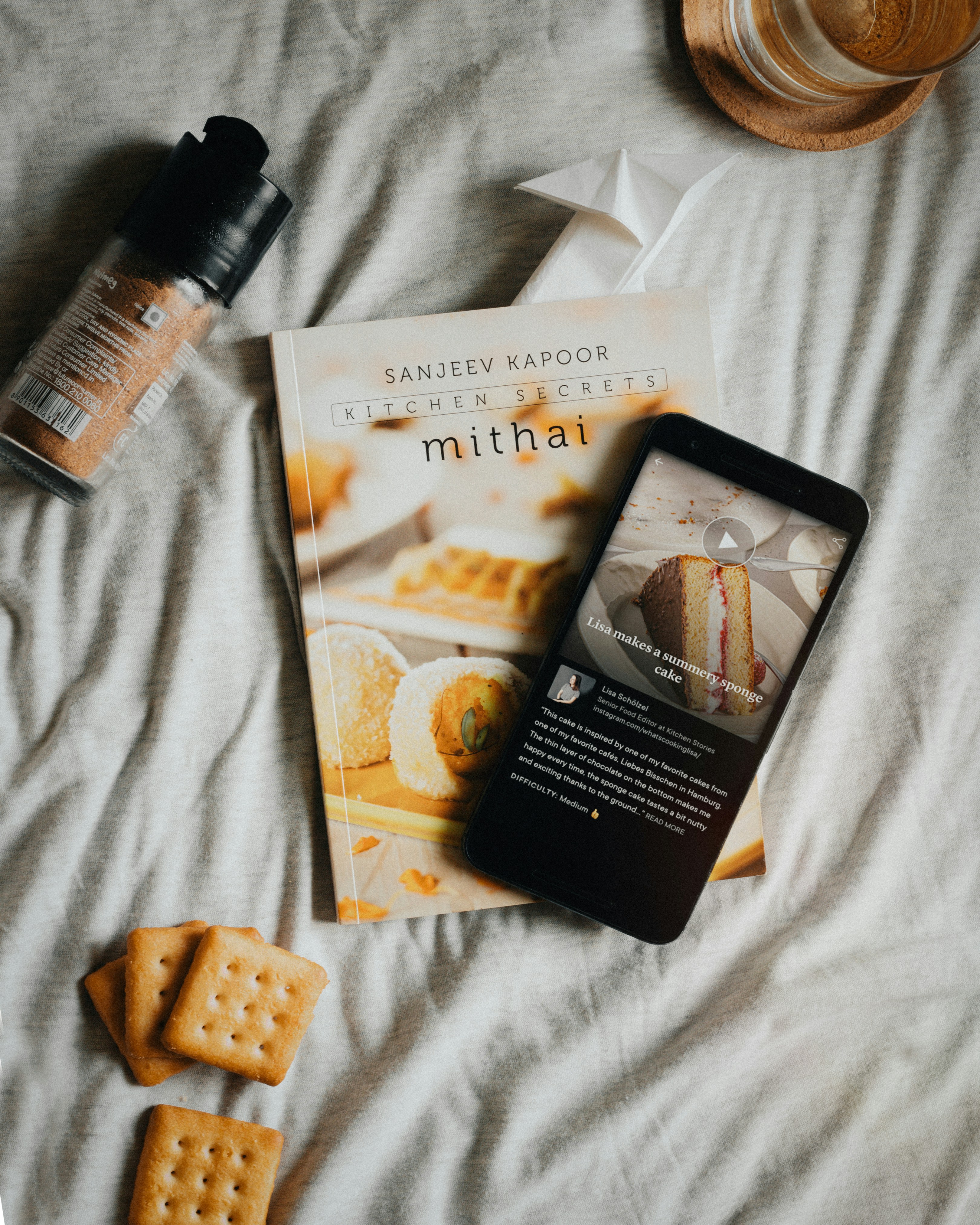 gray computer monitor