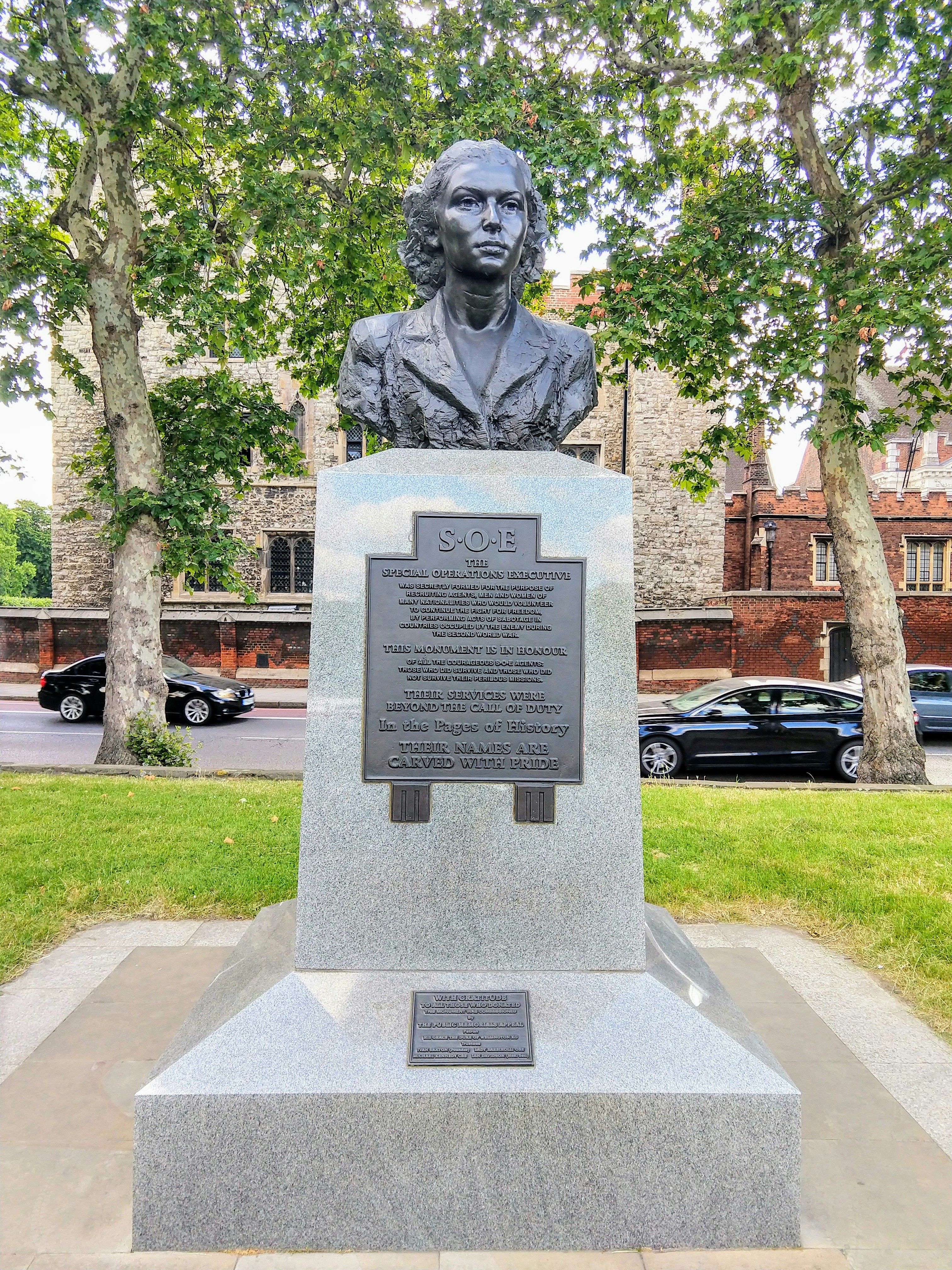 gray concrete statue near green trees during daytime