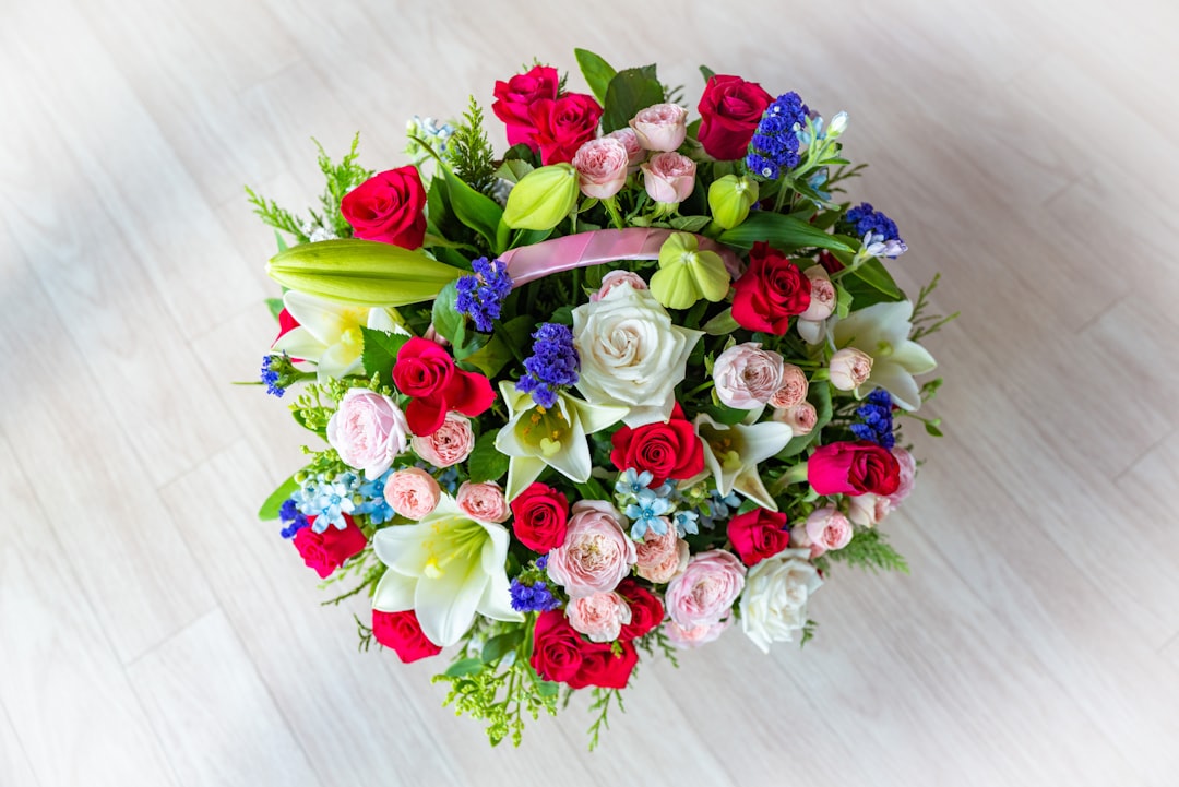 pink and white roses bouquet