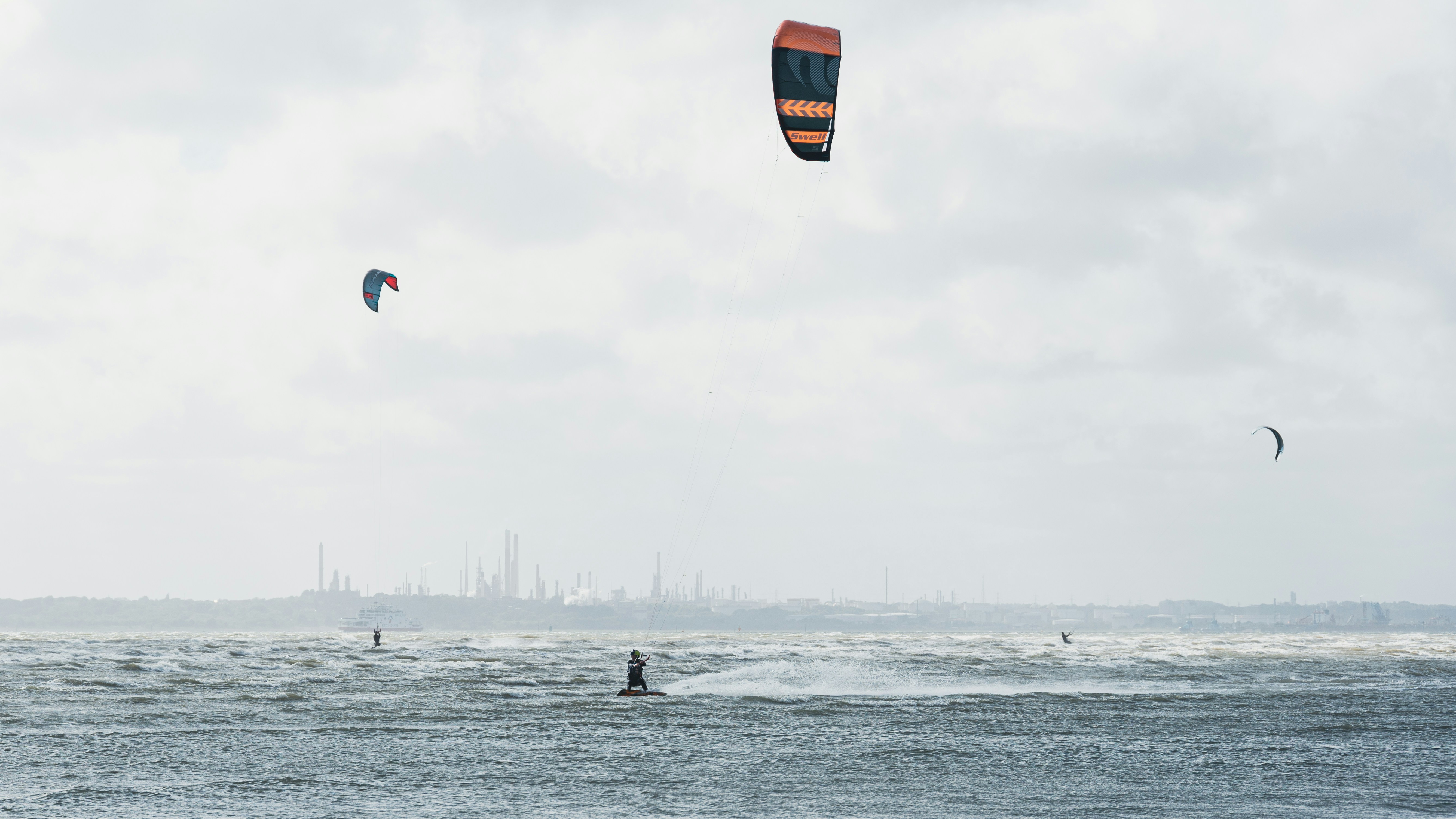 personne surfant sur la mer pendant la journée