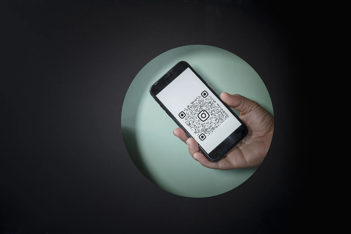 A ler um código QR para aceder às suas fotografias de eventos: todo o processo demora menos de 30 segundos