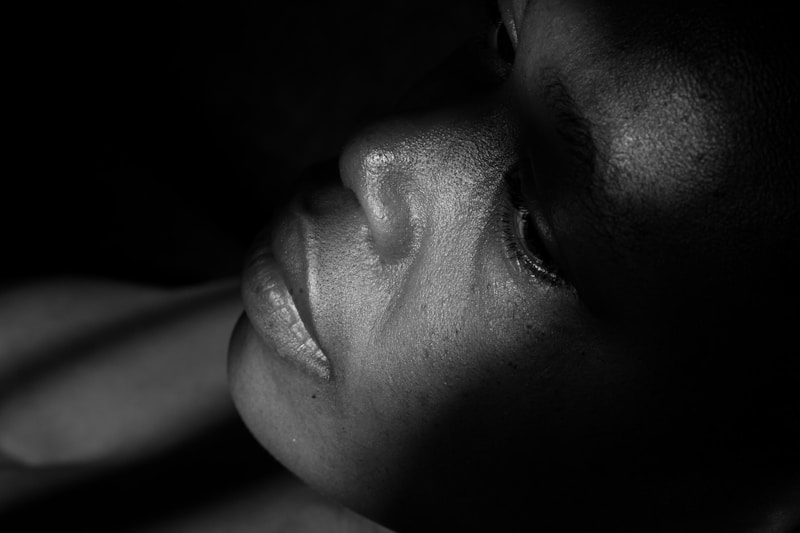 Portrait noir et blanc intrigant