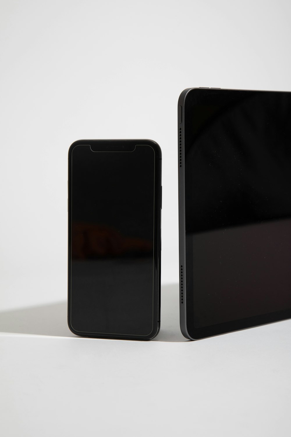 Schwarzes Android-Smartphone auf weißem Tisch