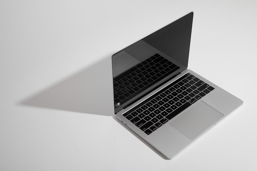 MacBook Pro sur table blanche