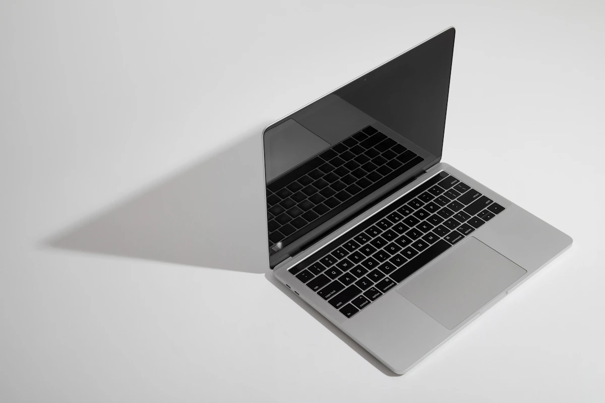 Laptop moderna sobre escritorio minimalista