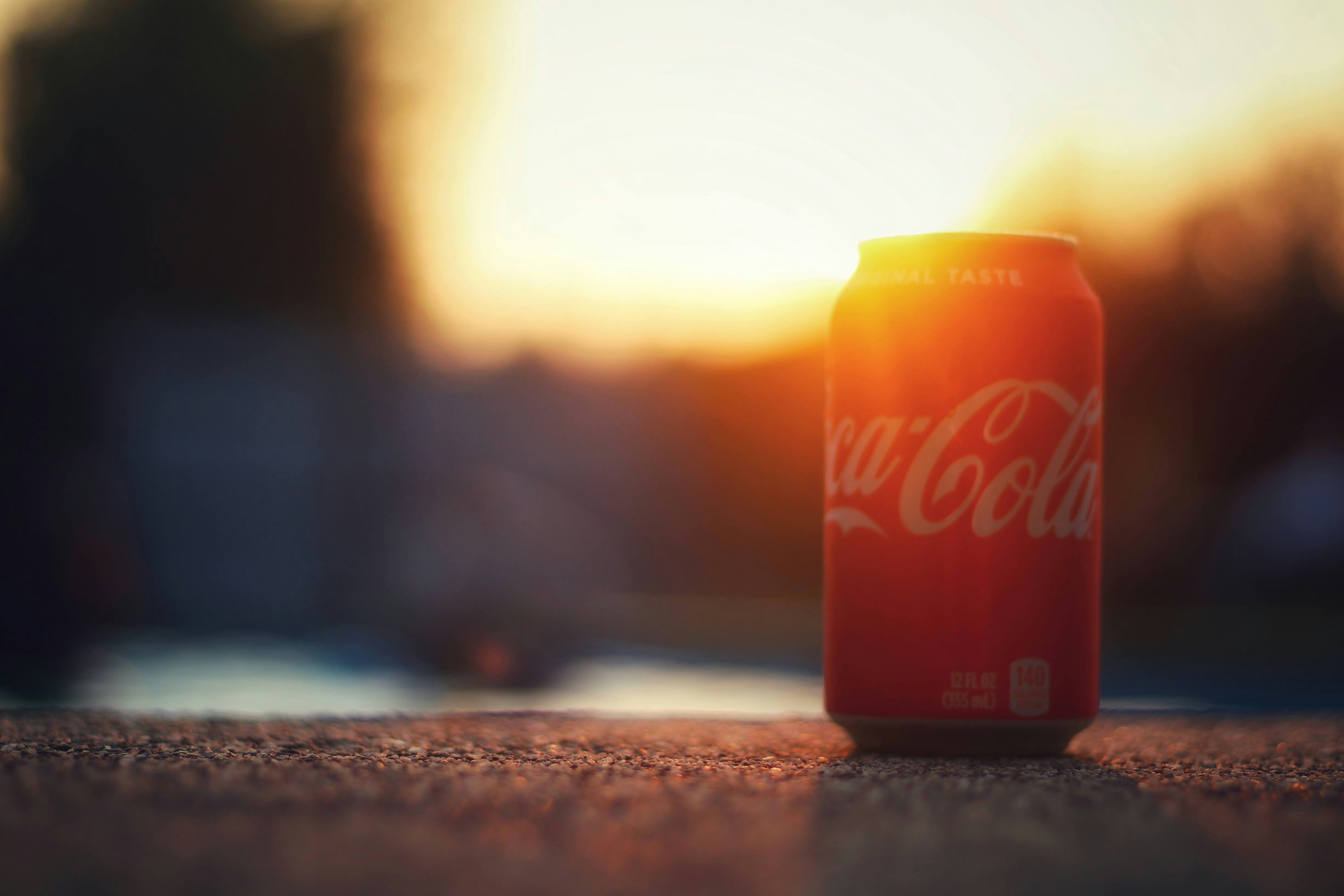 茶色と黒の大理石のテーブルにコカ コーラ缶の写真 Unsplashで見つけるソーダの無料写真