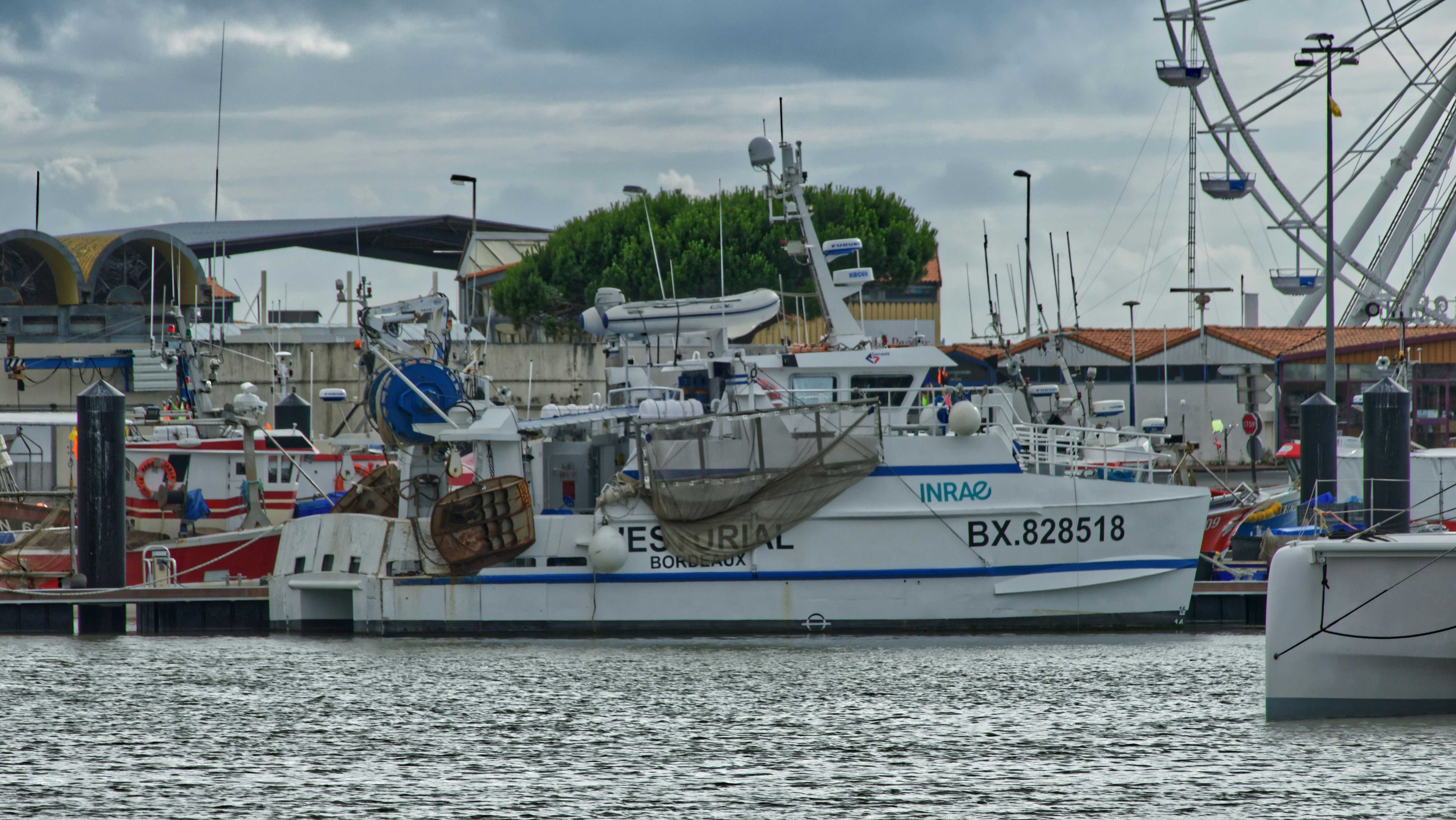 L'Esturial est un des rares navires scientifiques français destinés aux recherches sur les ressources aquatiques des fleuves et estuaires.
Il s'agit d'un catamaran de 13,65 m, spécialement conçu et équipé pour réaliser des pêches d'échantillonnage, des campagnes de mesures et des prélèvements benthiques.
L'estuaire de la Gironde est le domaine privilégié de l'Esturial. Ainsi, ce navire constitue l'outil de base des investigations sur les populations de poissons et de crustacés dans le cadre de protocoles de recherches qui impliquent une régularité et une périodicité soutenue.