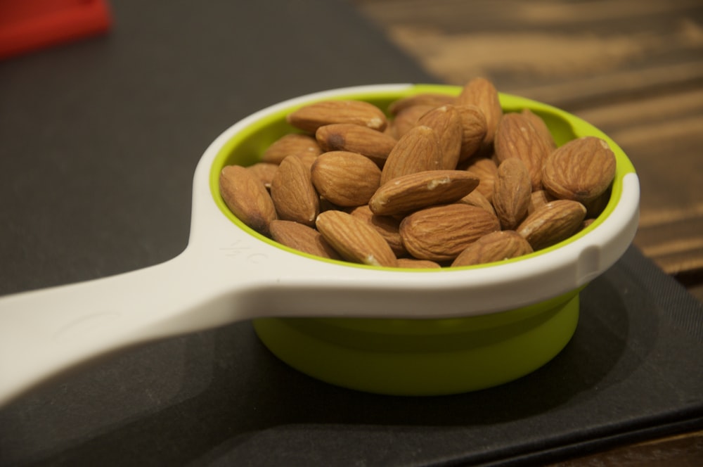 nueces marrones en un cuenco de cerámica verde