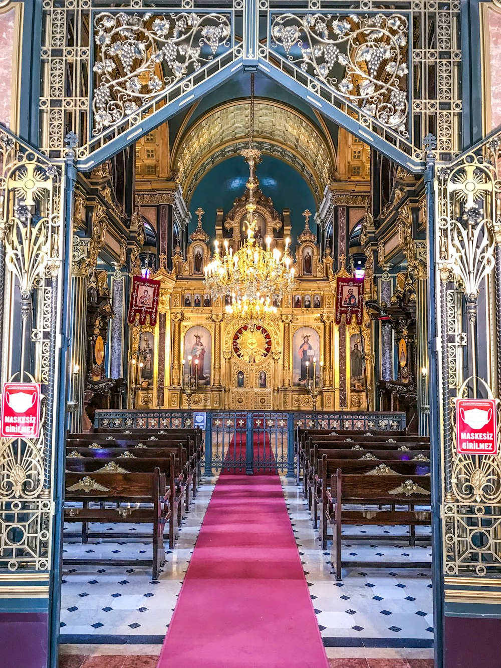 panca in legno marrone all'interno della cattedrale