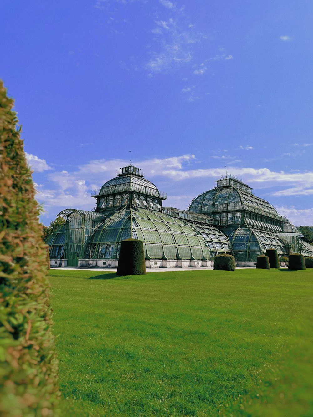 Grün-weißes Kuppelgebäude unter blauem Himmel tagsüber