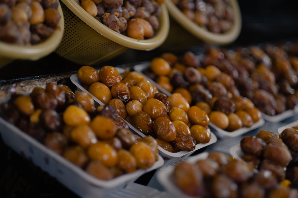 noci marroni e bianche su vassoio in acciaio inox