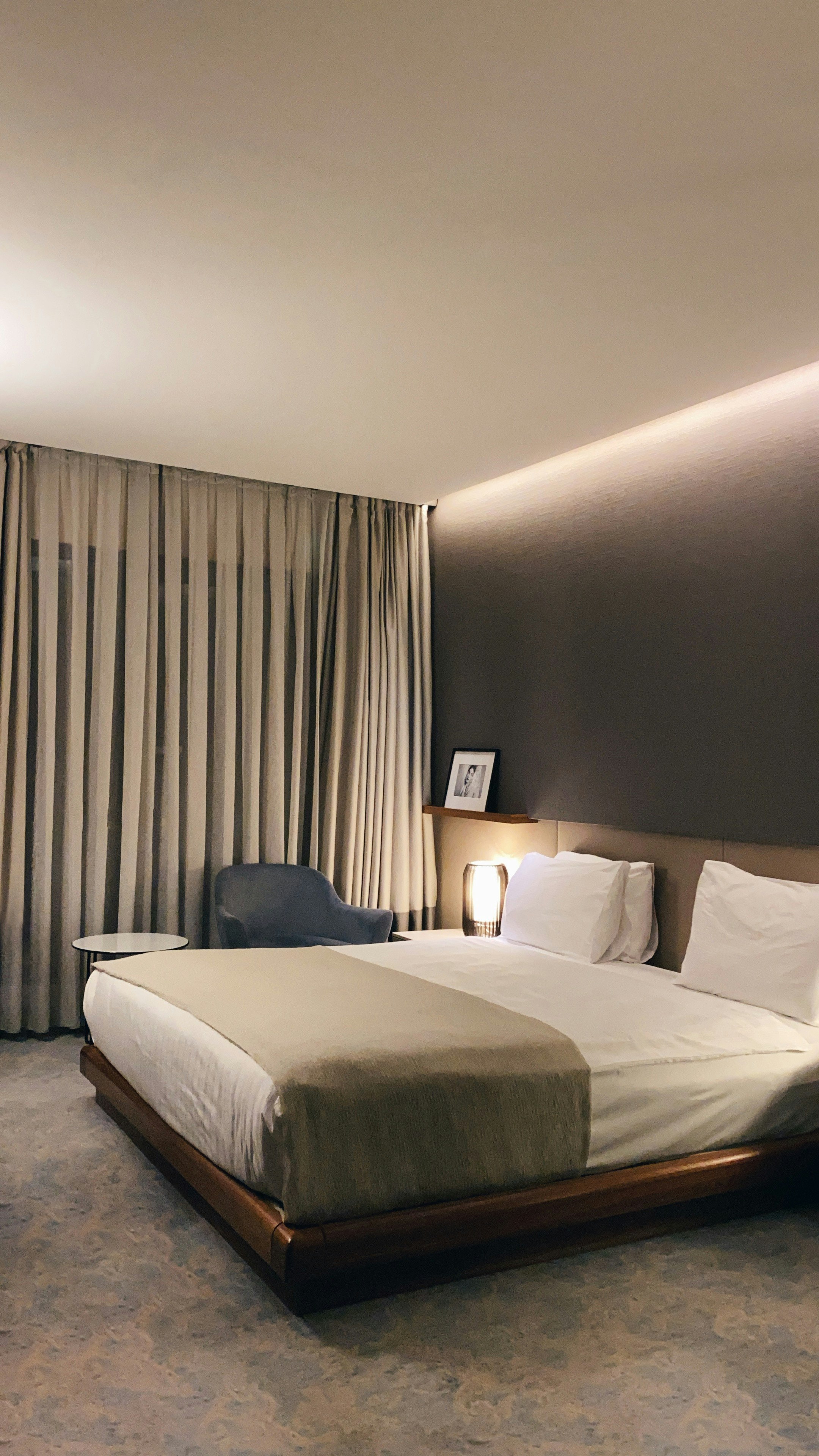 Cama com múltiplos travesseiros e roupas de cama brancas