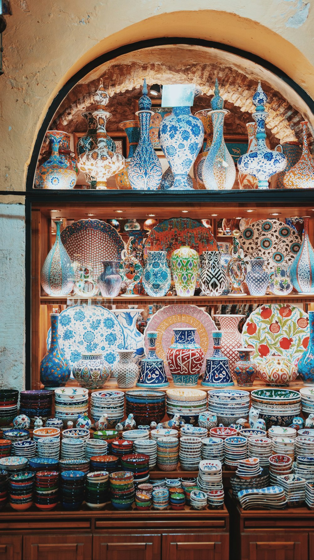cor variada e estatuetas cerâmicas padrão