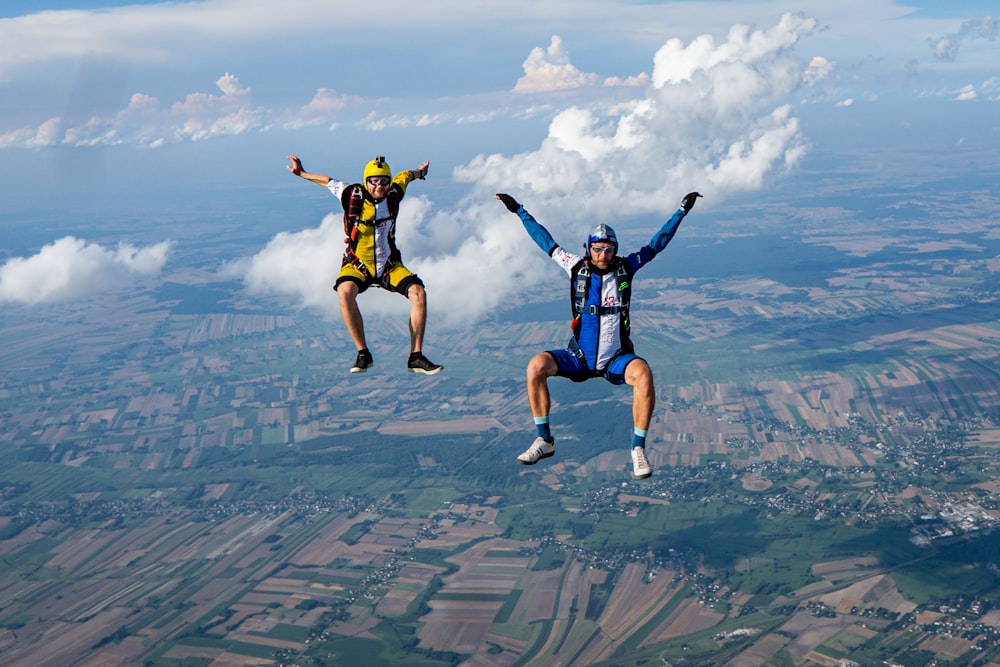 2 hommes sautant dans les airs