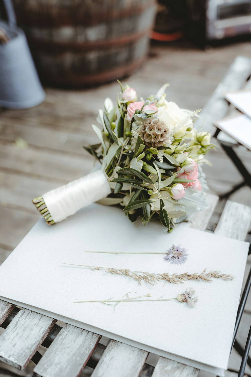 白い紙に白い花の花束の写真 Unsplashで見つける結婚式の無料写真