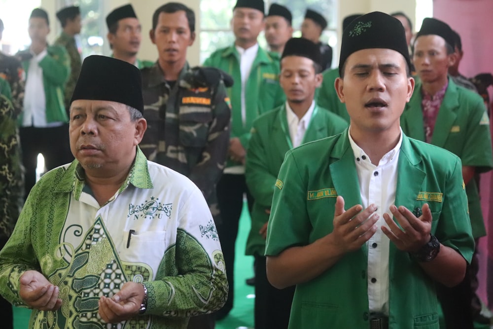 Homme en polo vert et blanc