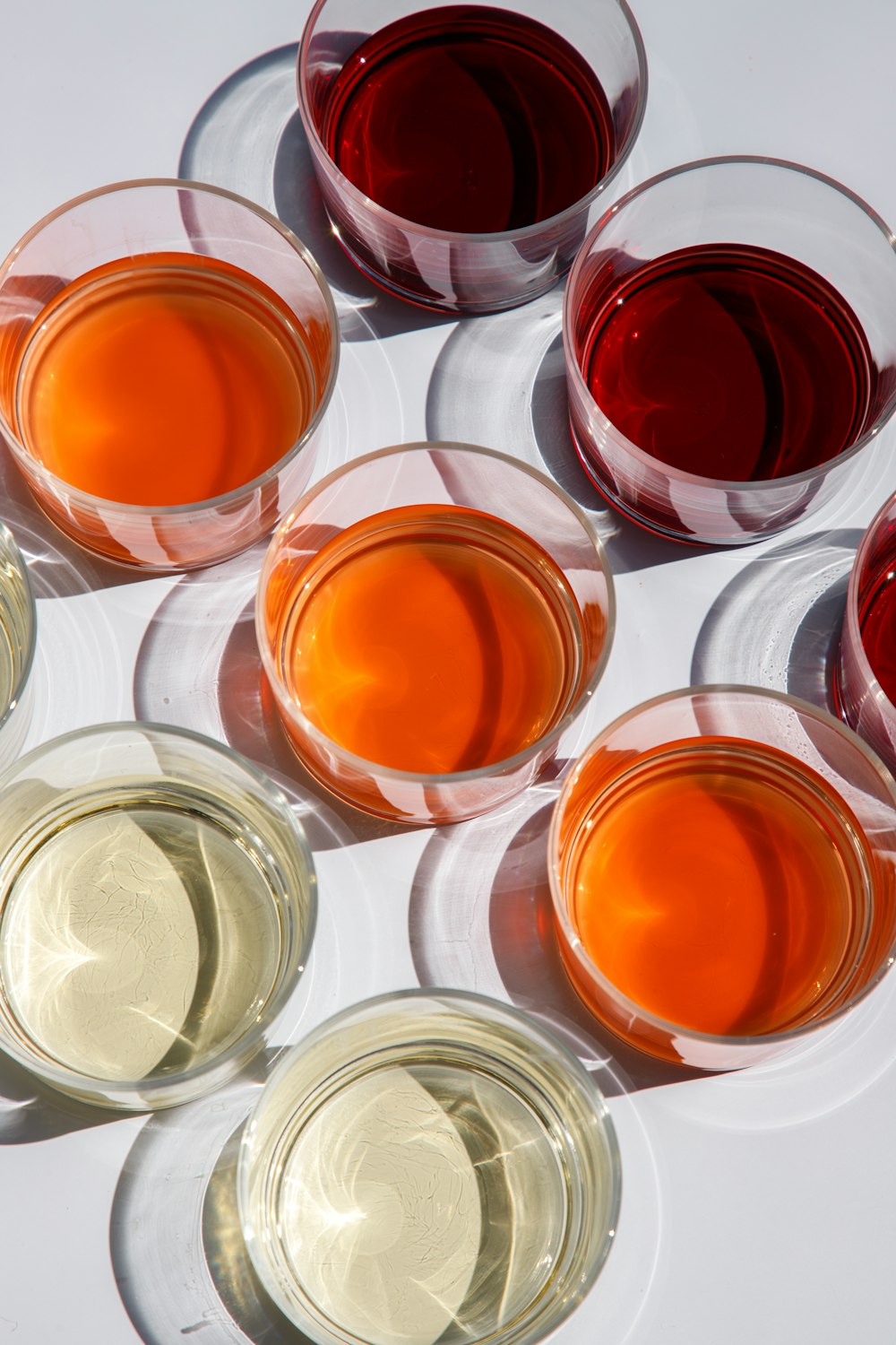 copo transparente com líquido laranja