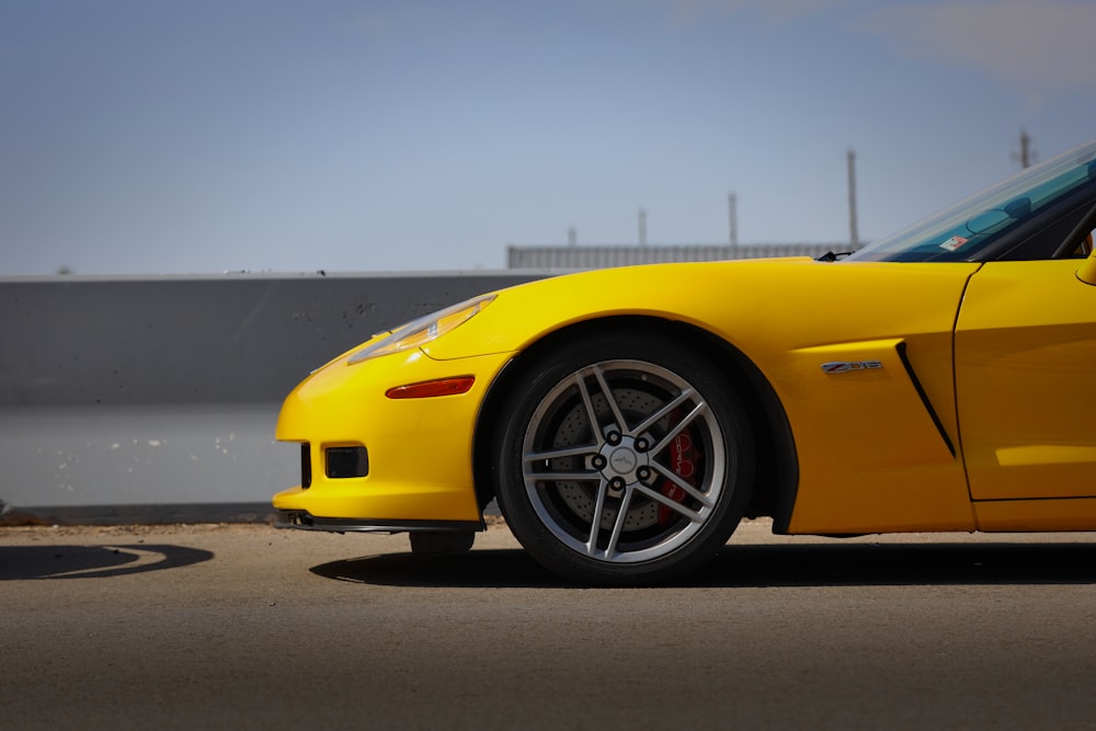 Coche Ferrari amarillo en carretera de asfalto gris durante el día