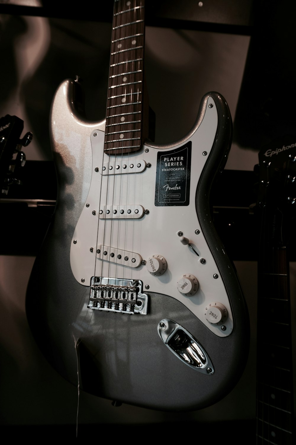 Foto guitarra electrica stratocaster blanca y negra – Imagen Actividades de  ocio gratis en Unsplash