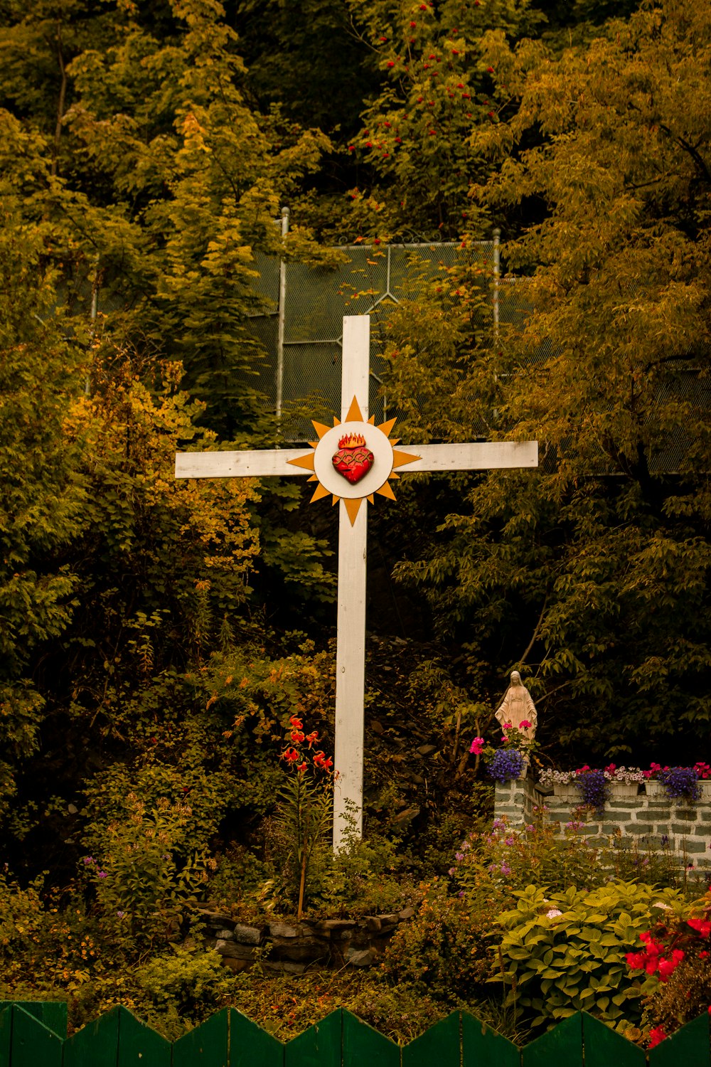 Cruz de madera marrón y blanca