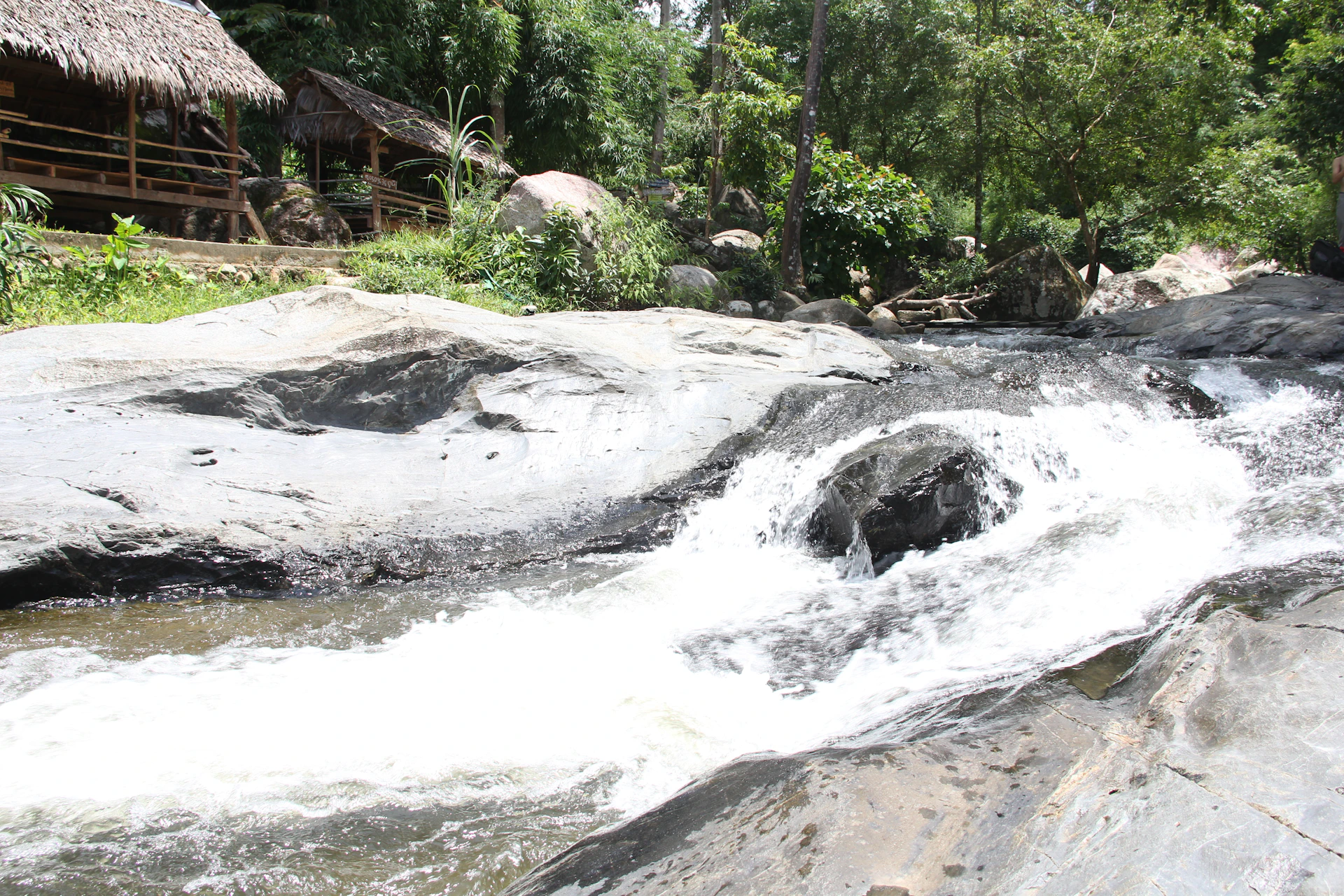black and white bed linen