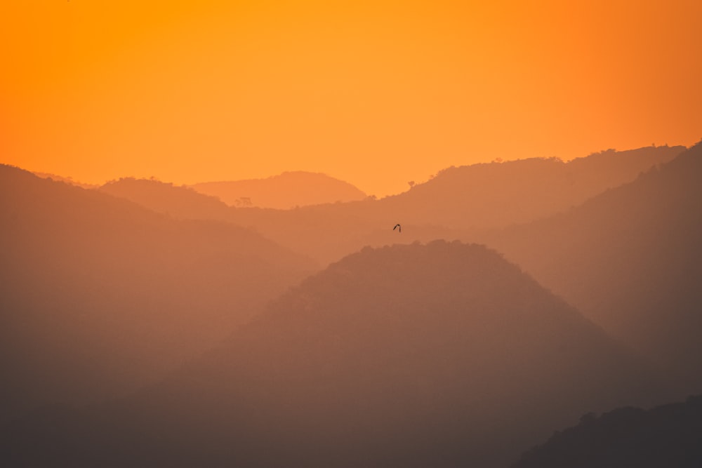 silhouette de montagnes pendant la journée