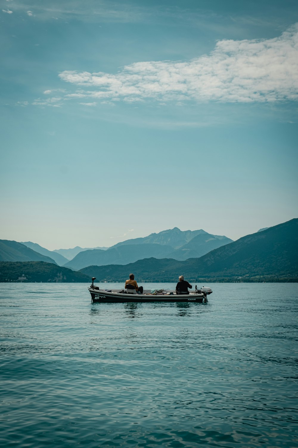2 Personen fahren tagsüber auf dem Boot auf See