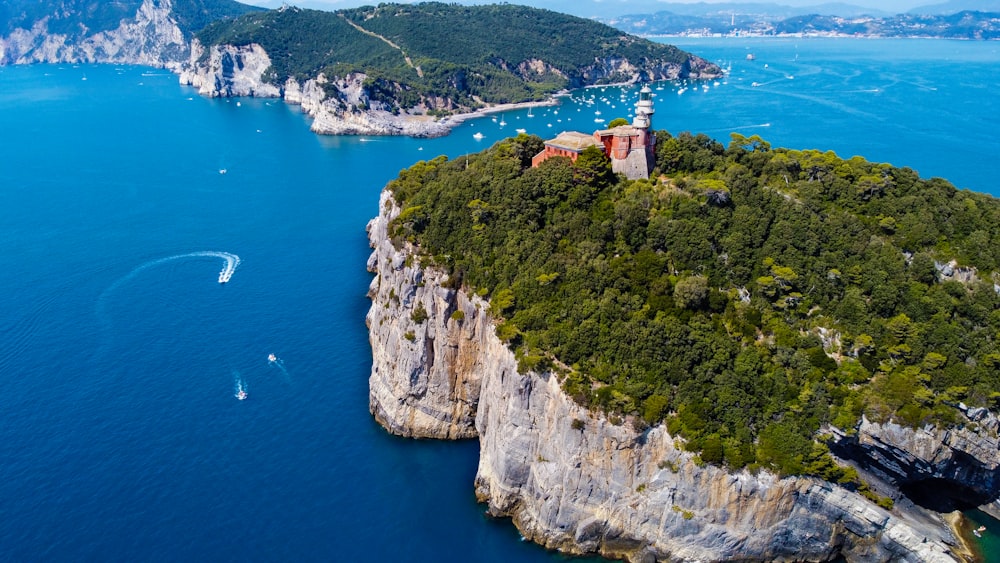 Vista aérea de la montaña verde y marrón al lado del cuerpo de agua durante el día