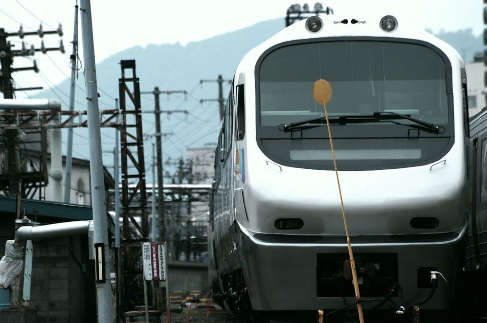 Tren blanco en las vías del tren durante el día