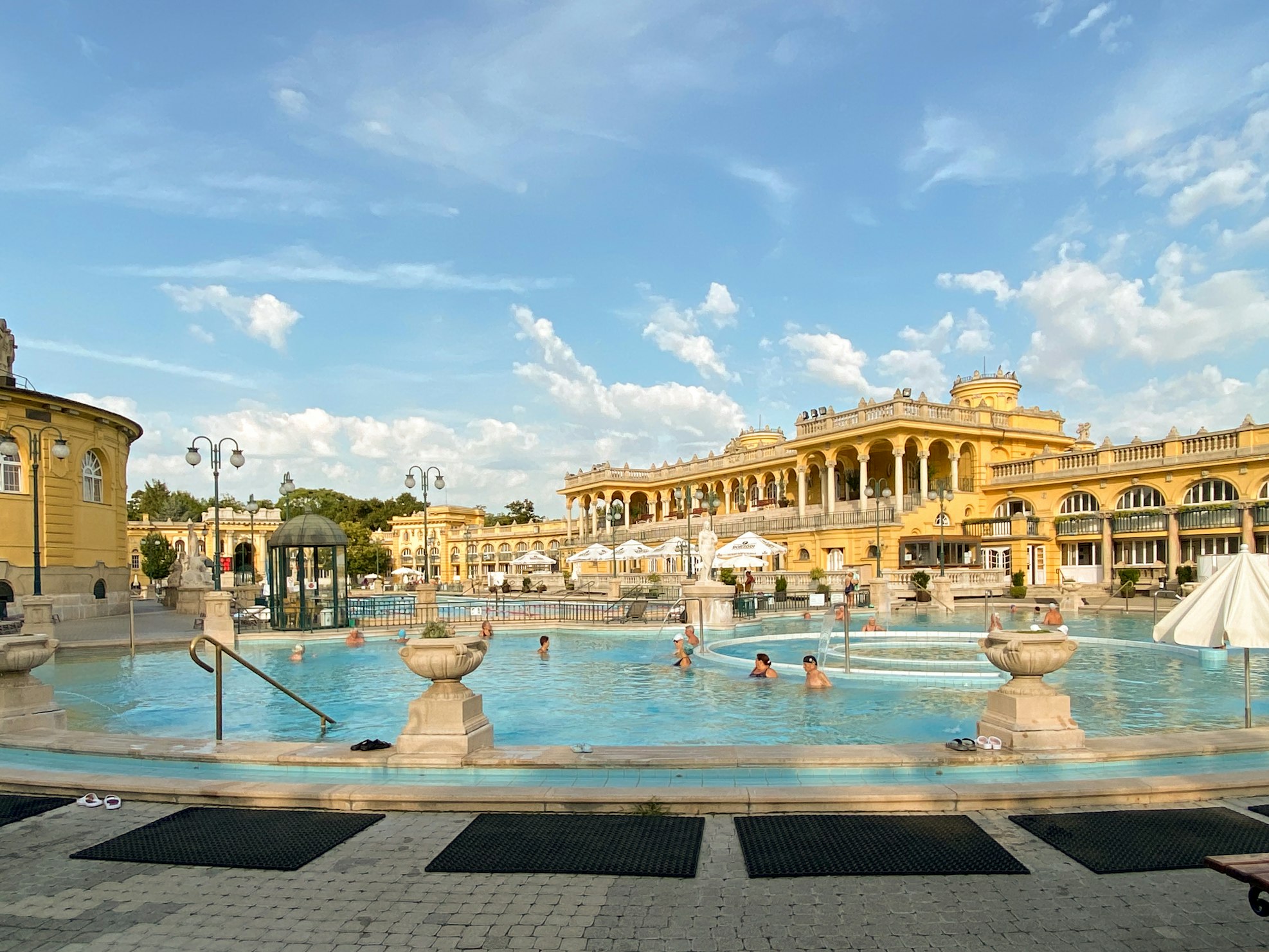 Delle persone fanno il bagno alle terme cittadine Széchenyi a Budapest