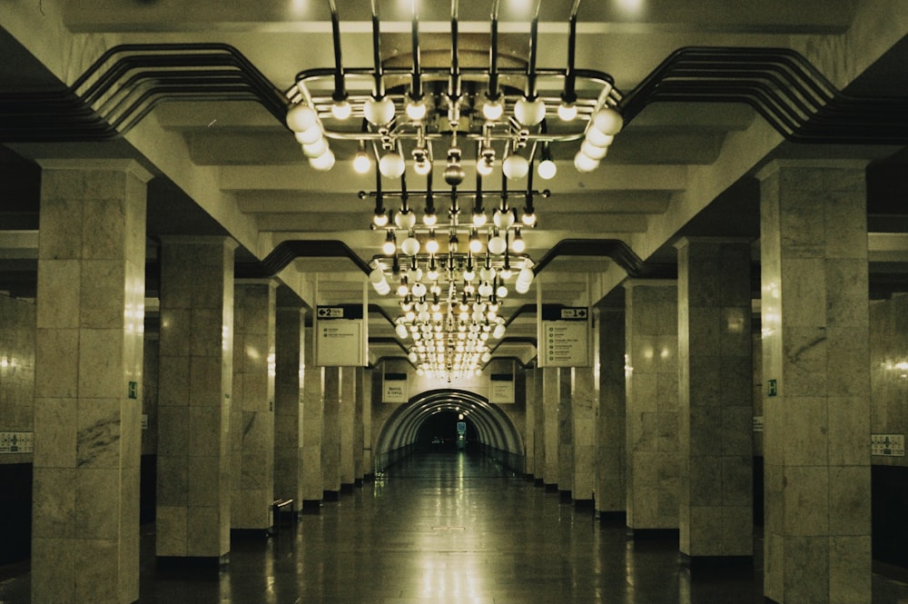couloir vide avec des lumières allumées au milieu