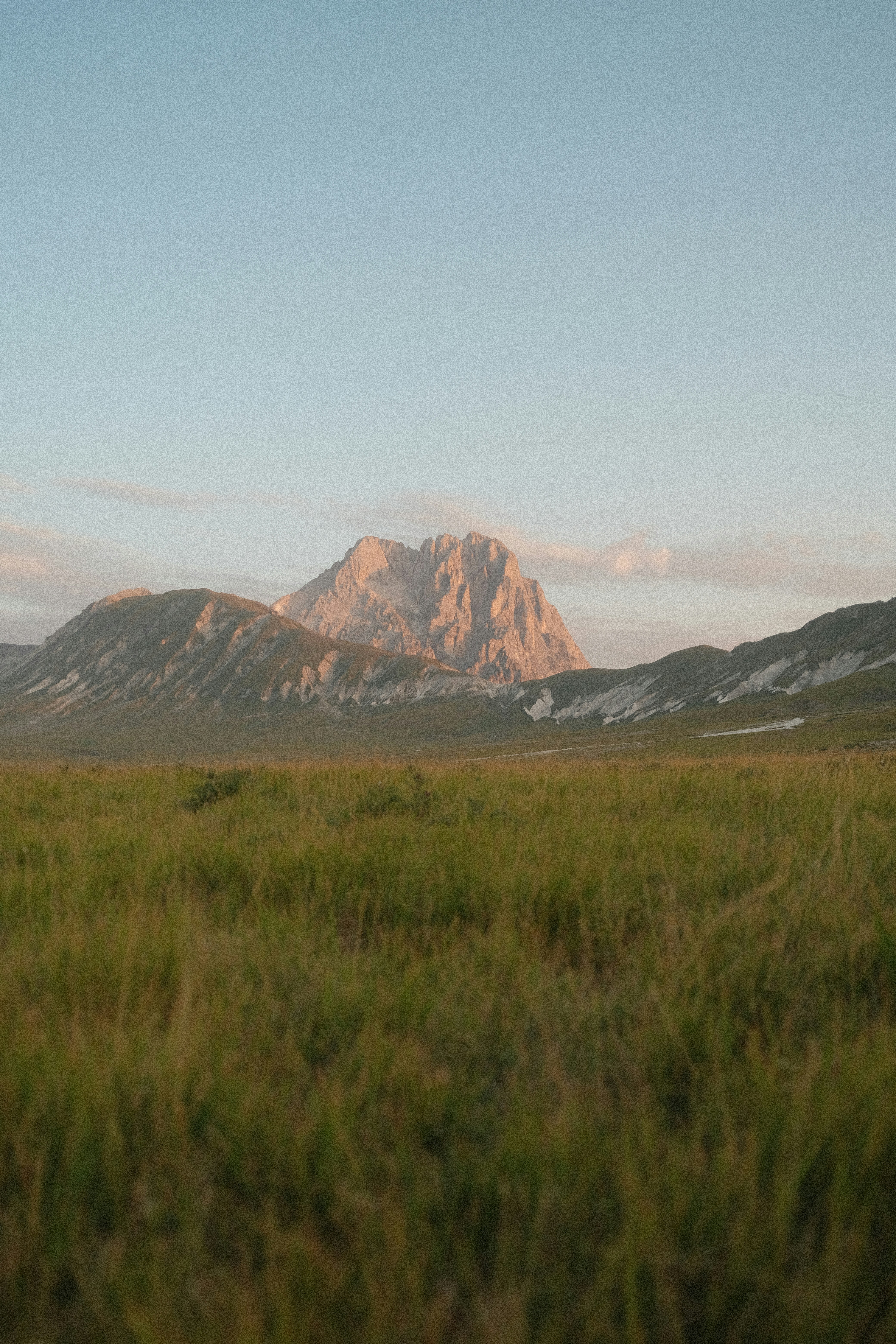 Braune und grüne Berge unter blauem Himmel tagsüber