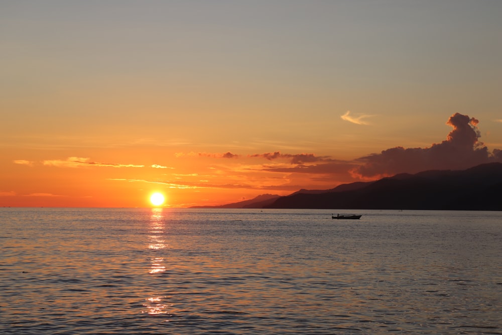 Silueta del barco en el mar durante la puesta del sol