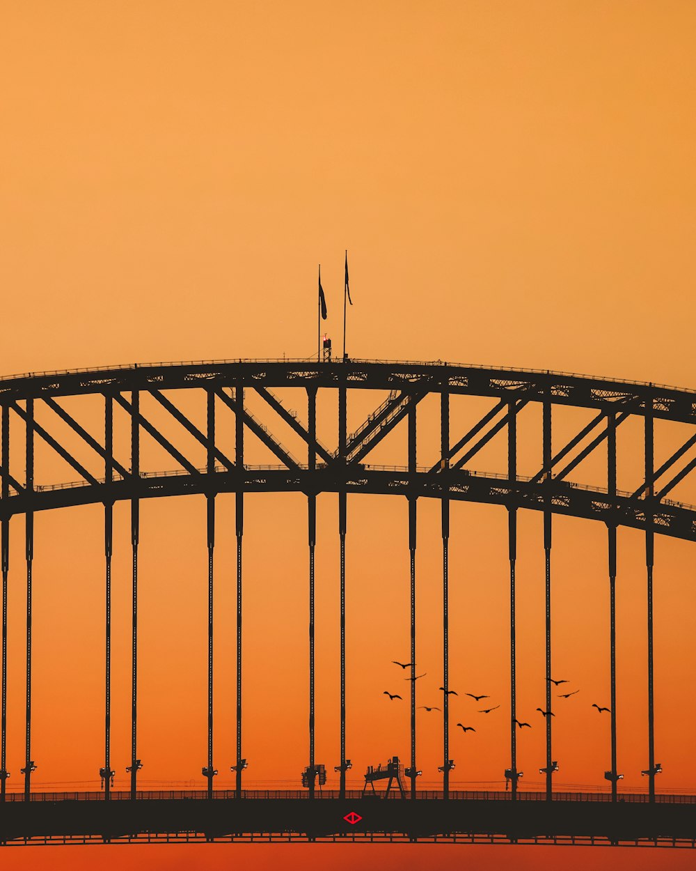 Silhouette der Brücke bei Sonnenuntergang