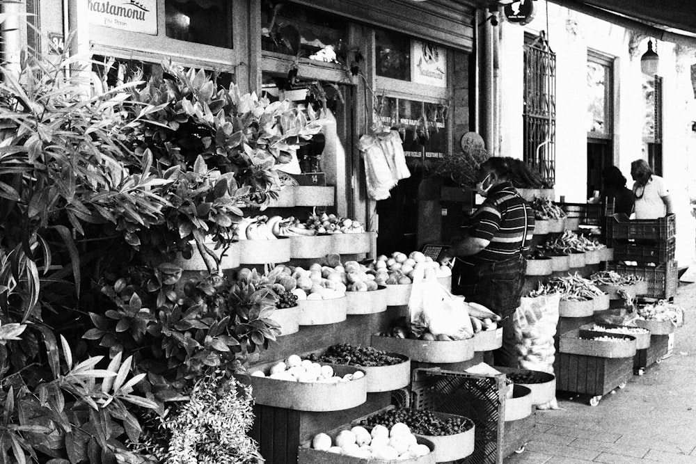 Photo en niveaux de gris de fleurs dans des pots