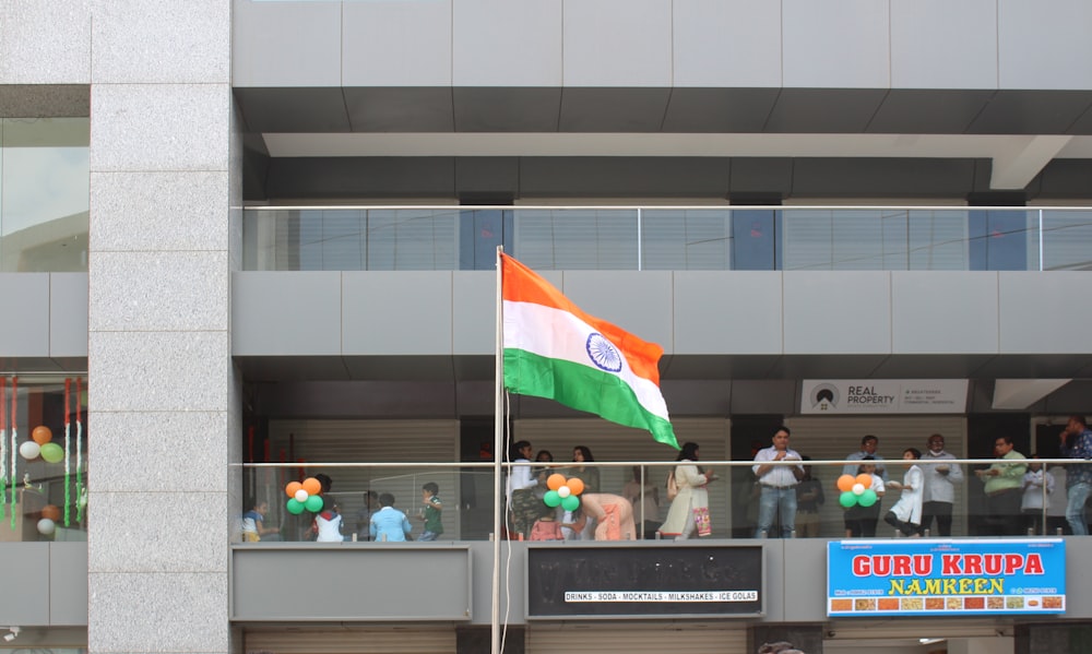 pessoas em um edifício com bandeiras