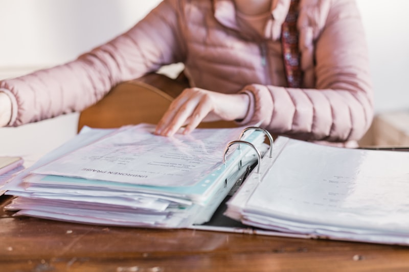Recruteur qui scanne rapidement une lettre de motivation parmi de nombreuses candidatures