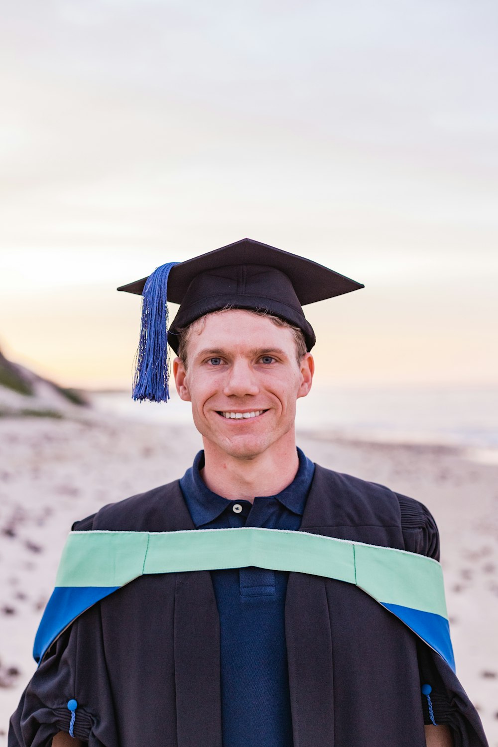 homme en robe académique et chapeau académique