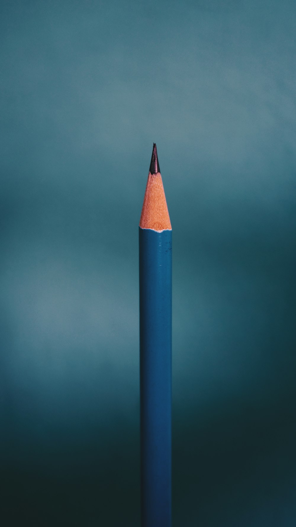 회색 배경에 파란색 연필