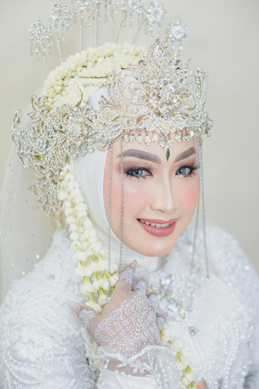 Mujer con tocado floral blanco