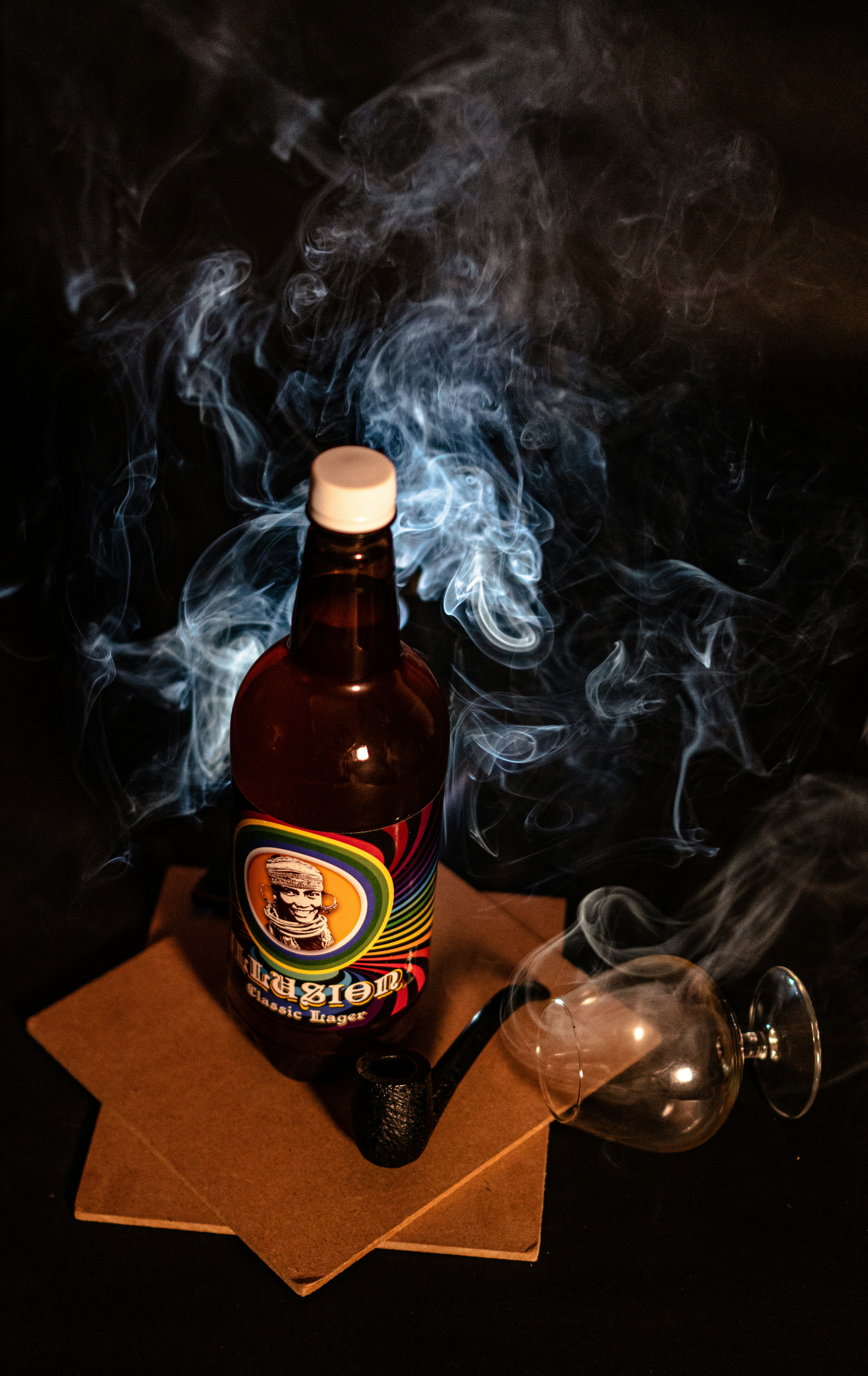 bouteille noire et marron sur table en bois marron