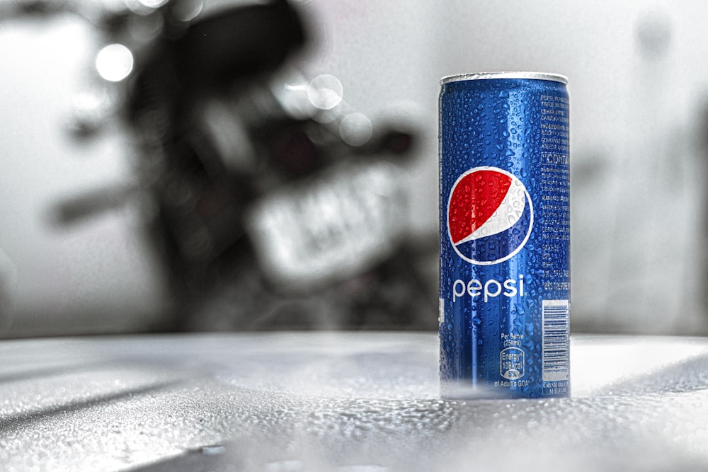 Lata de Pepsi en la mesa gris