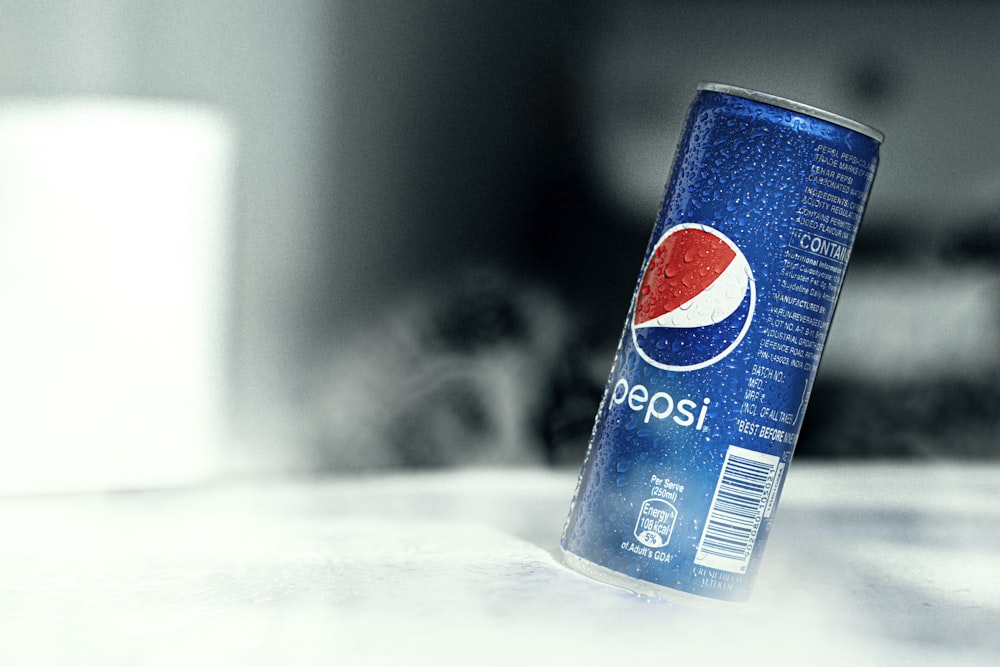 Pepsi peut sur table blanche