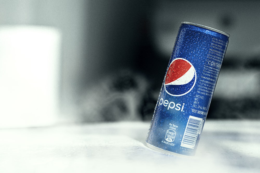 Lata de Pepsi en la mesa blanca