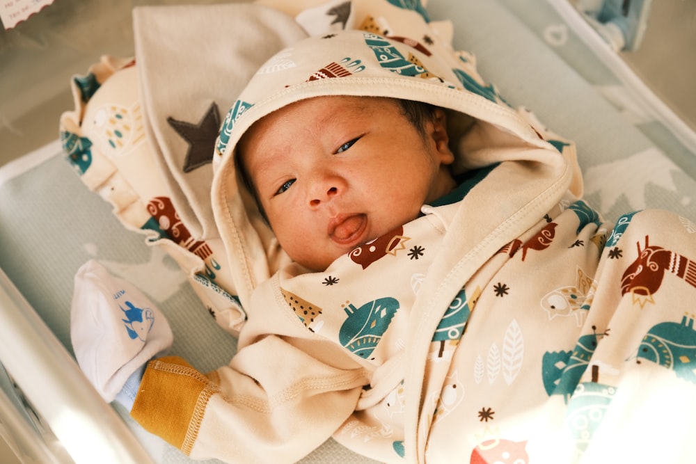 Bébé en grenouillère imprimé ours blanc et vert